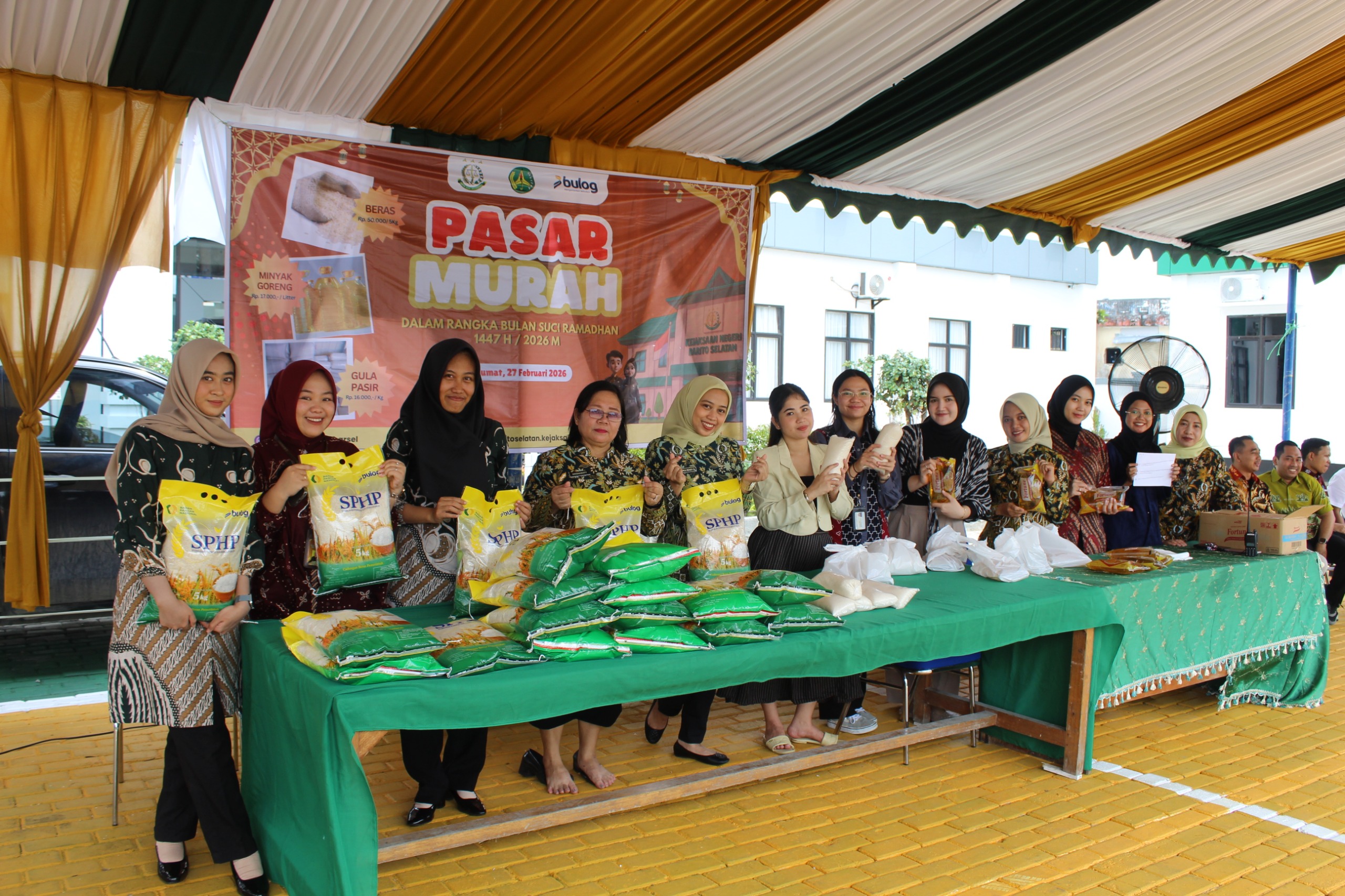 Kejaksaan Negeri Kabupaten Barsel saat menggelar Pasar Murah. DENAR/KALTENG POS