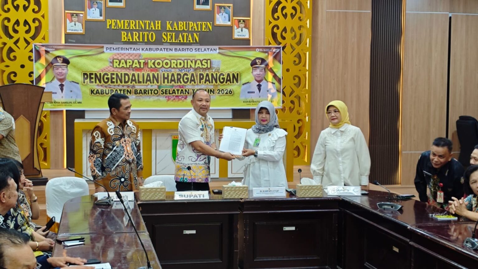 Bupati Barsel H. Eddy Raya Samsuri, di sela giat Rapat Koordinasi (Rakor) Pengendalian Harga Pangan di Aula Setda Barsel, Kamis (26/2). DENAR/KALTENG POS