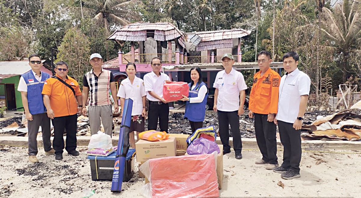 Kabid Perlindungan dan Jaminan Sosial Dinsos Gunung Mas, Almae bersama BPBD sedang menyerahkan bantuan sosial bagi warga yang mengalami musibah kebakaran, Rabu (25/2/2026).