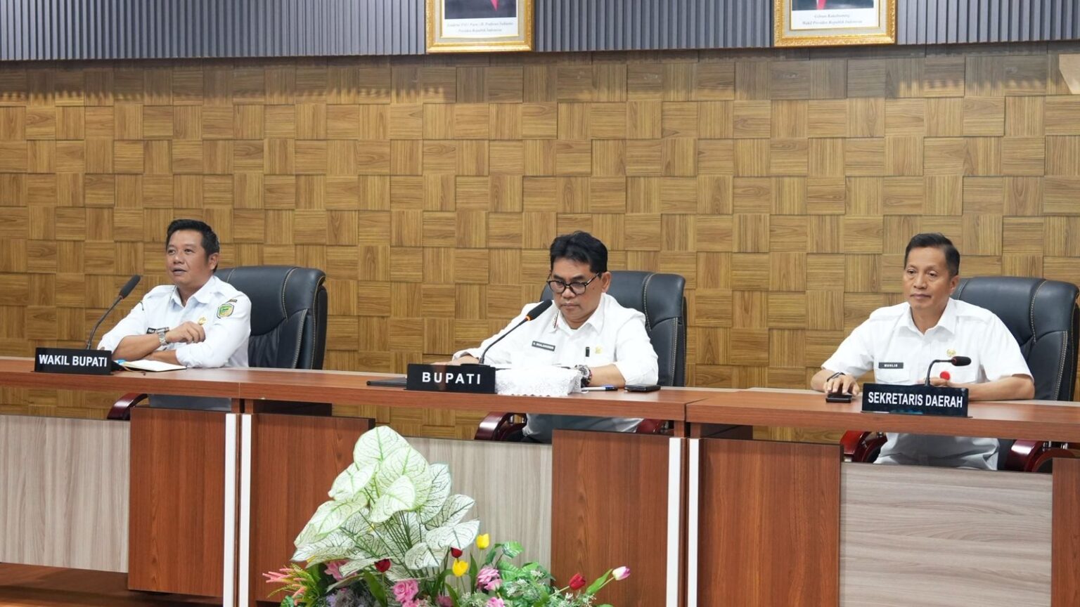 Bupati Batara H. Shalahuddin bersama Wabup Felix, dan Sekda Muhlis mengikuti rakor dan sosialisasi implementasi Kartu Huma Betang Sejahtera di Ruang Rapat A Setda, Kantor Bupati, Rabu (25/2/2026). 
