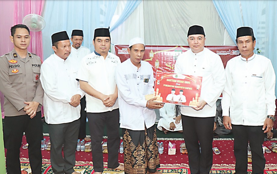 Wabup Kapuas Dodo menyerahkan bantuan hibah uang dari Pemkab Kapuas saat Safari Ramadhan 1447 H di Langgar Baitul Jannah, Ds. Dandang, Kec. Pasak Talawang, Selasa (24/2). DISKOMINFOSANTIK KPS