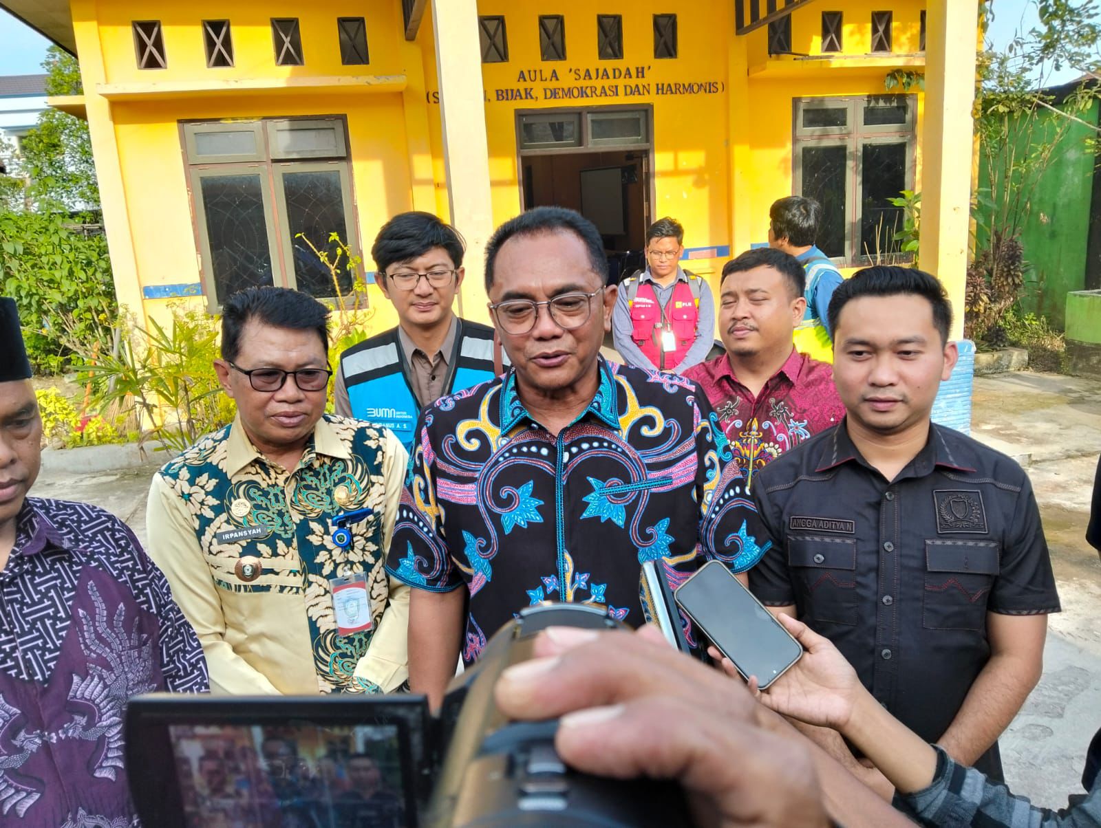 Sigit K Yunianto beri keterangan kepada awak media saat reses di Sampit. MIFTAH/KALTENGOS.JAWAPOS.COM
