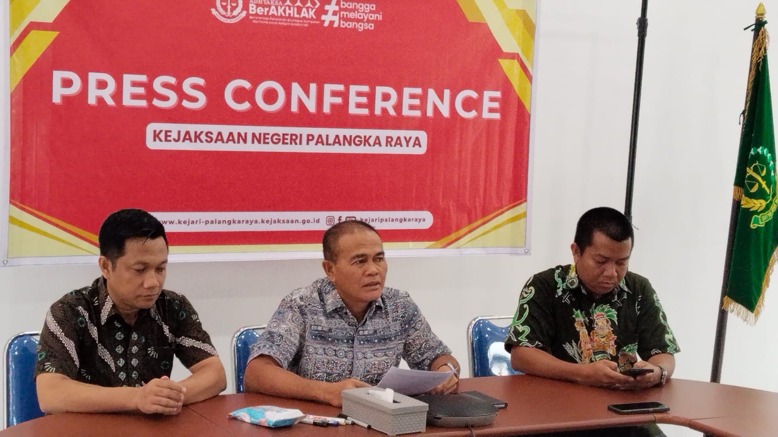Kepala Kejaksaan Negeri Palangka Raya, Yunardi, memimpin konferensi pers. AGUS JAYA/KALTENG POS