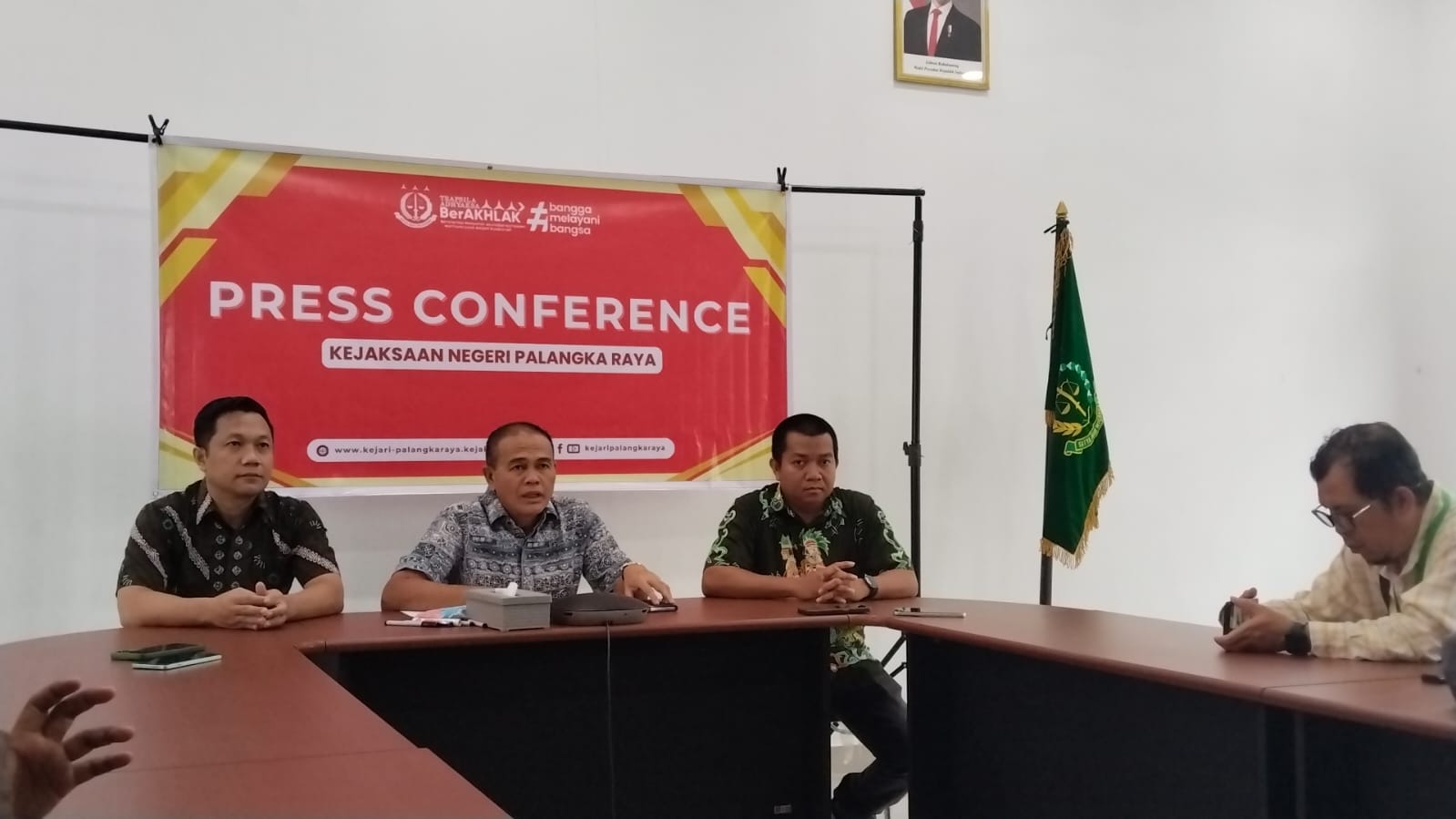 Kepala Kejaksaan Negeri Palangka Raya, Yunardi, memimpin konferensi pers. AGUS JAYA/KALTENG POS