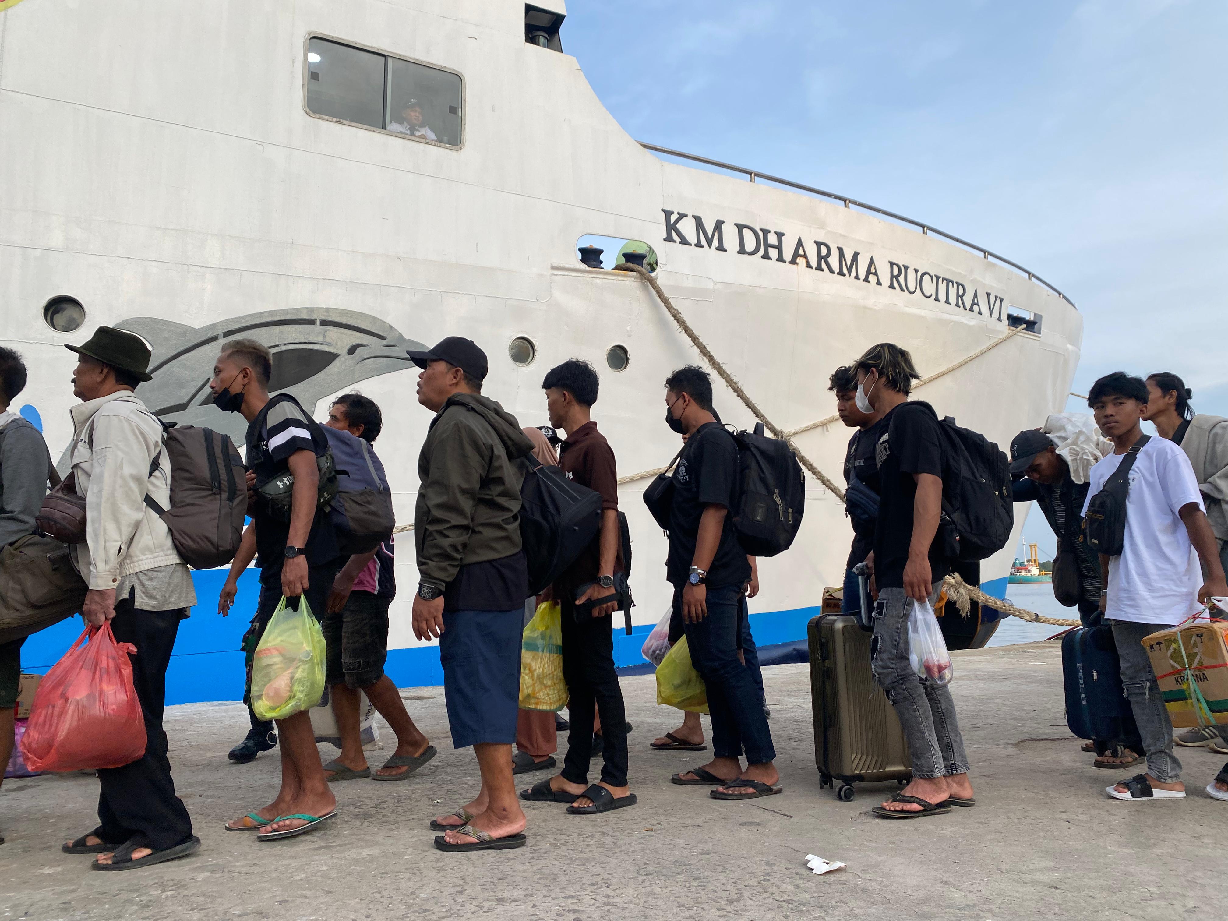 Aktivitas mudik di awal Ramadan di Pelabuhan Sampit. MIFTAH/KALTENGPOS.JAWAPOS.COM