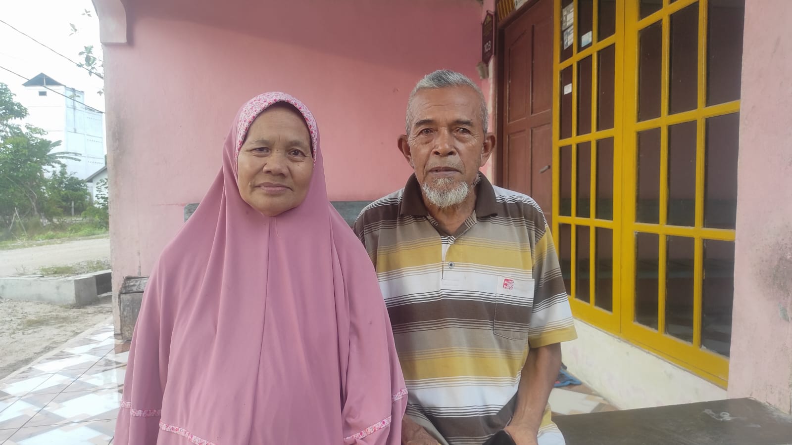 Yahmo dan istrinya Kastri. (ANISA/KALTENG POS)