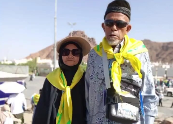 Yahmo dan Kastri saat menjalankan ibadah haji tahun 2025 lalu. (DOKUMEN PRIBADI)