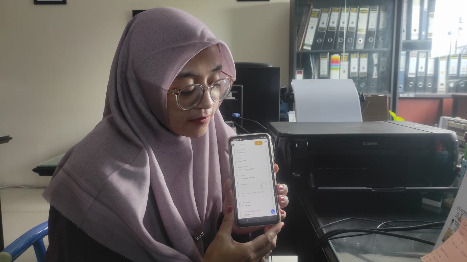 Dewi Azizah saat memperlihatkan daftar tunggu keberangkatn haji. (ANISA/KALTENG POS)