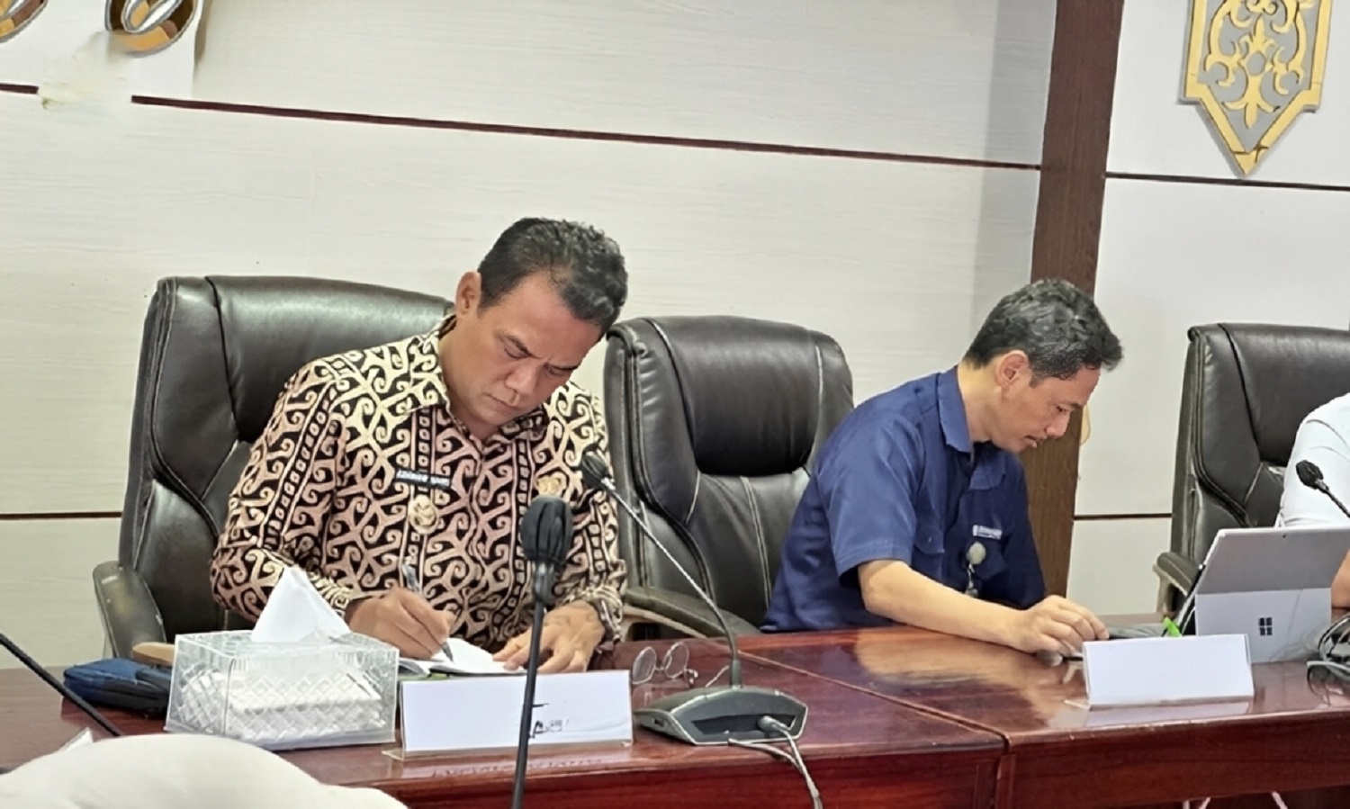 Wakil Wali Kota Palangka Raya, Achmad Zaini mengikuti jalannya rapat di Peteng Karuhei I Kantor Wali Kota. HUMAS