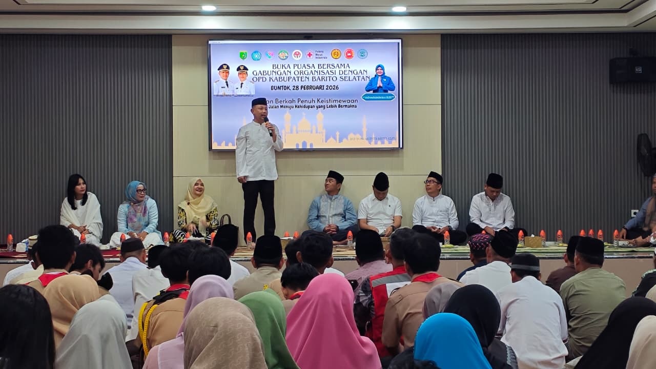 Bupati Barsel Eddy Raya Samsuri menyampaikan sambutan saat kegiatan buka puasa bersama di Aula TP-PKK Kabupaten Barsel, Sabtu (28/2/2026). DENAR/KALTENG POS