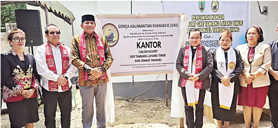 Bupati Bartim, M Yamin bersama Sekda Bartim Misnohartaku menghadiri peresmian kantor cares GKE Tamiyang Layang Timur. HENY/KALTENG POS