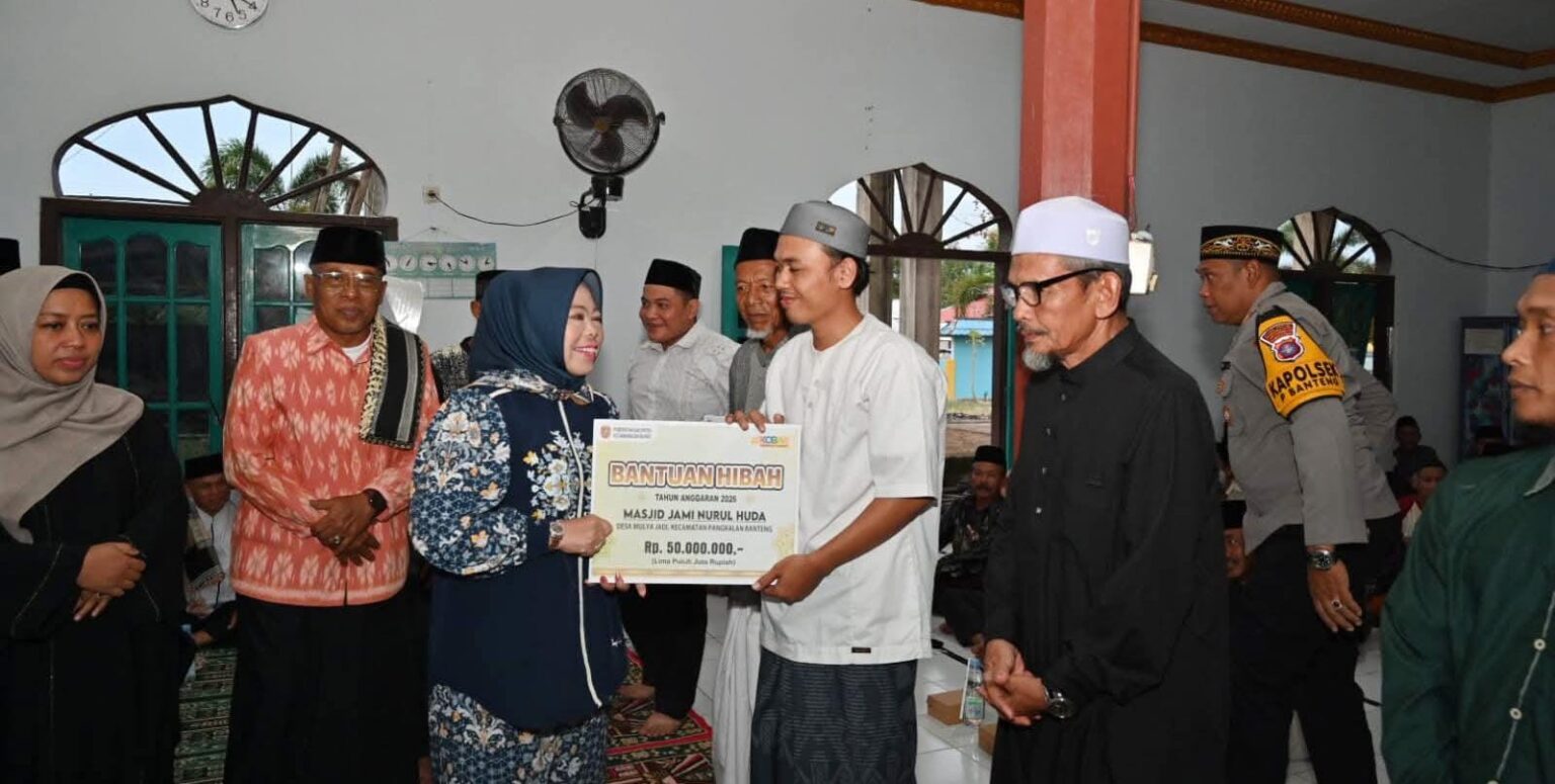 Bupati Kobar, Hj Nurhidayah ketika menyalurkan bantuan dana hibah kepada lembaga atau insentif guru ngaji di wilayah Pangkalan Banteng, Rabu (25/2/2026). IST