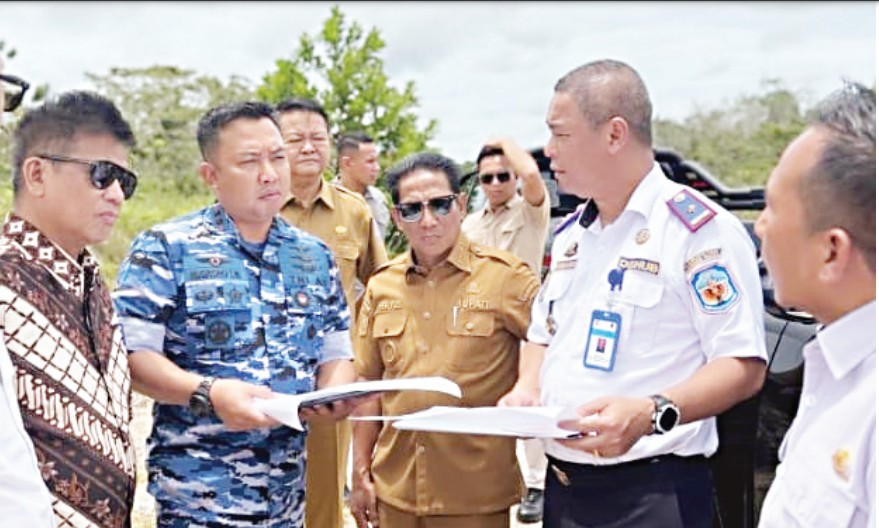 Bupati Mura, Heriyus bersama Komandan Lanud Iskandar, Letkol Pnb Nugroho Tri Widyanto, serta Willy Midel Yoseph, melakukan peninjauan lokasi pembangunan Bandara Tira Tangka Balang. IST