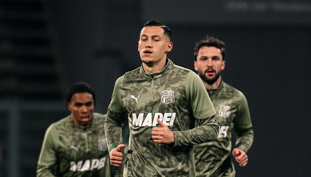 Jay Idzes dan rekan setim di Sassuolo melakukan pemanasan sebelum laga. (Sumber: Instagram @jayidzes)