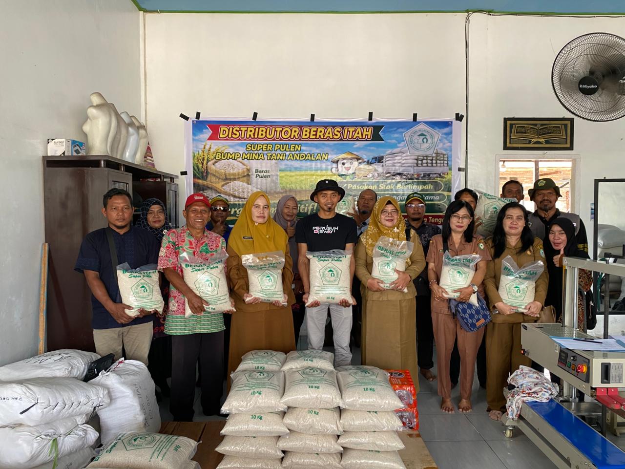 Pemerintah dan gapoktan menunjukkan kemasan Beras Itah asli Kotim. MIFTAH/KALTENGPOS.JAWAPOS.COM