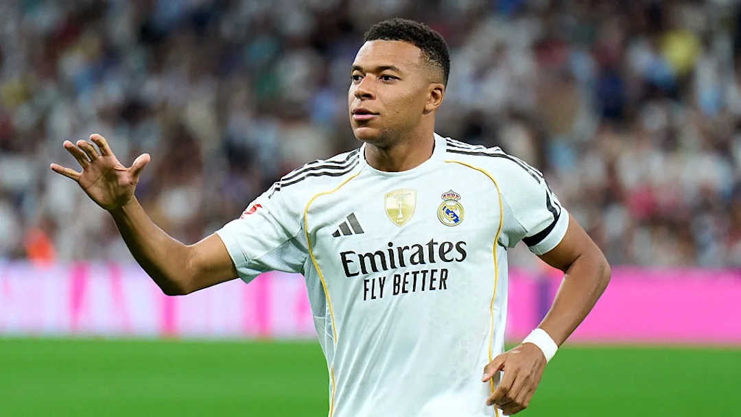 Striker Real Madrid, Kylian Mbappe, dipastikan absen pada laga kontra Getafe akibat cedera lutut kiri dan harus menjalani perawatan selama tiga pekan. (Sumber: Angel Martinez/Getty Images)