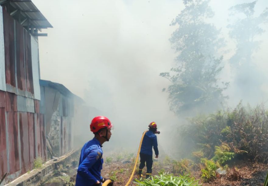Pemadaman lahan yang terbakar. DAMKAR