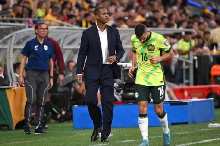 Pelatih Patrick Kluivert (berjas) dan asisten Alex Pastoor (kiri) saat pertandingan Indonesia kontra Australia di Sydney, pada kualifikasi Piala Dunia 2026, (20/03/2025). (Sumber: AFP)