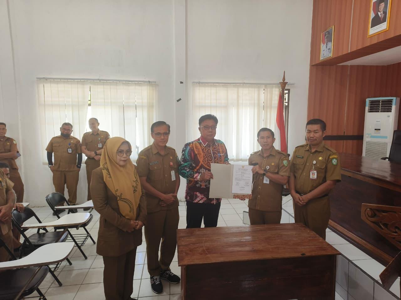 Muslih (2 dari kanan), menjabat Plt Kadiskop UKMPerindag Kotim.MIFTAH/KALTENGPOS.JAWAPOS.COM