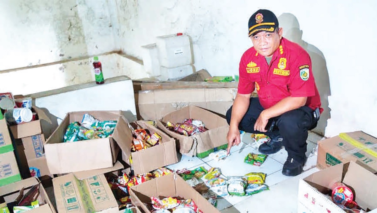 Tim gabungan saat sidak ke sejumlah tempat penyimpanan dan penjualan barang konsumsi. HUMAS