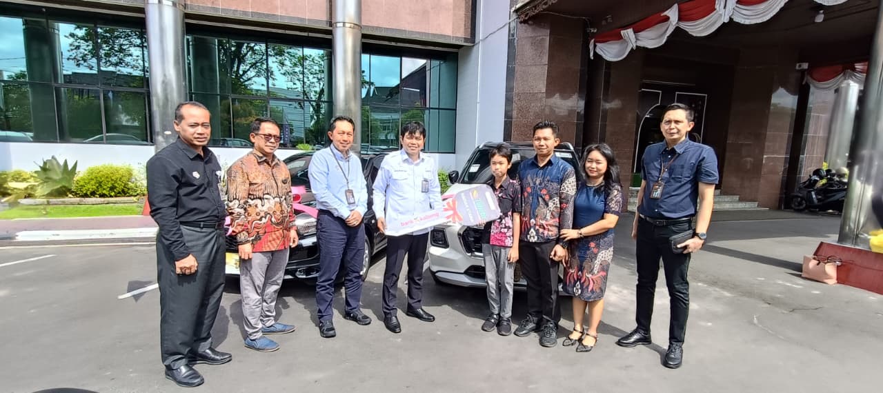 Direktur Utama PT Bank Kalteng, Maslipansyah (empat dari kiri) saat menyerahkan grand prize pemenang Gebyar Undian Taheta Periode XXIX 2025 kepada Dawson Rolando, Senin (2/3).