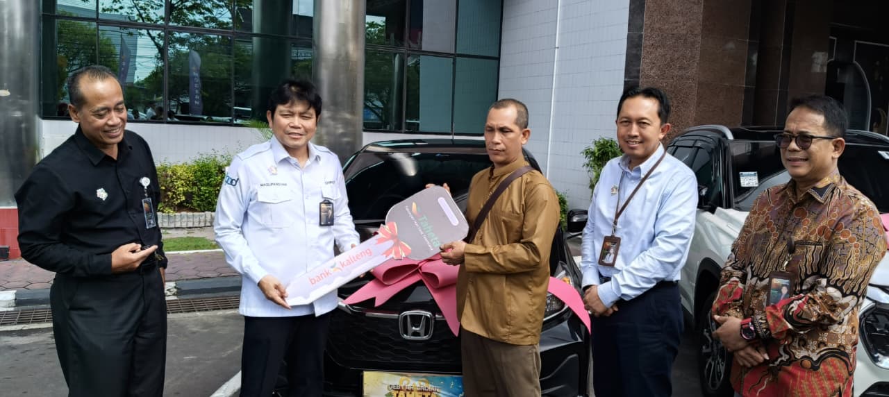 Direktur Utama PT Bank Kalteng, Maslipansyah saat menyerahkan grand prize pemenang Gebyar Undian Taheta Periode XXIX 2025 kepada Mansyah, Senin (2/3).