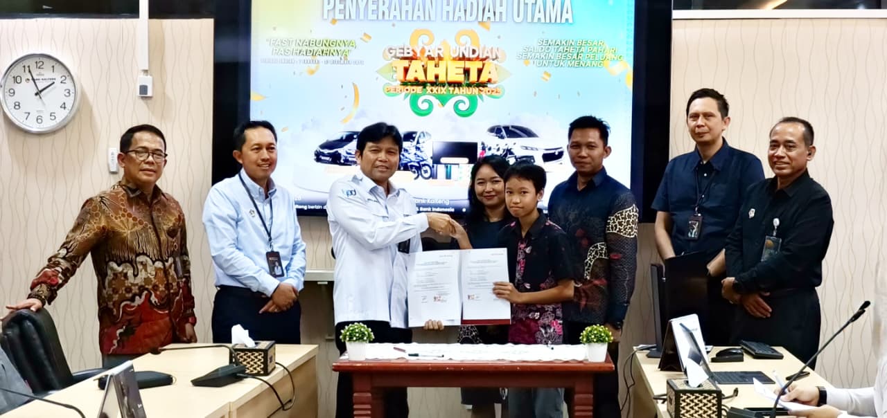 irektur Utama PT Bank Kalteng, Maslipansyah menyerahkan grand prize pemenang Gebyar Undian Taheta Periode XXIX 2025 kepada Dawson Rolando.