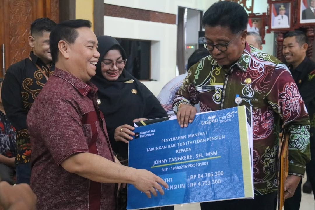 Bupati H Halikinnor menyerahkan secara simbolis tabungan taspen kepada PNS yang purna tugas. BAHRI/KALTENG POS