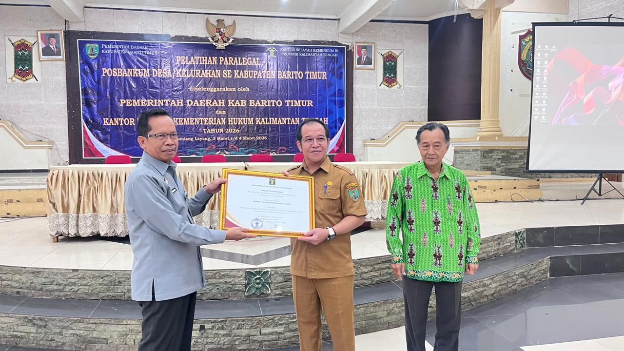 Kepala Kantor Wilayah Kementerian Hukum Kalimantan Tengah, Hajrianor (kiri) saat kunjungan ke Bartim. HUMAS