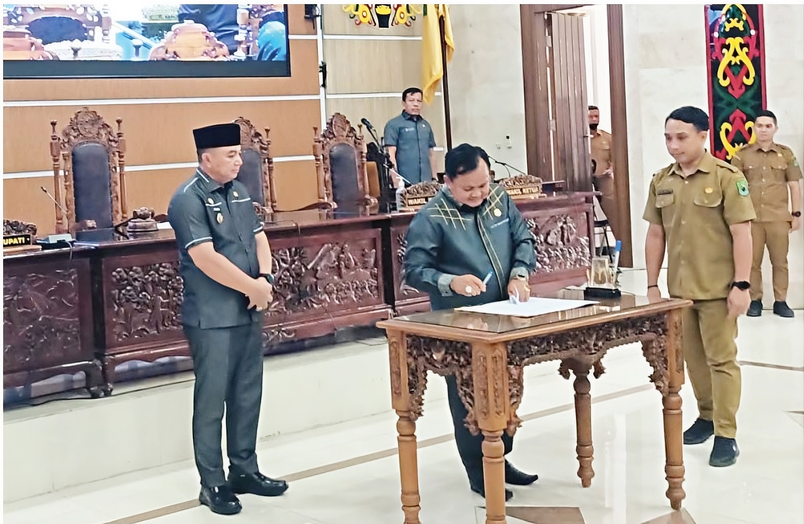Ketua DPRD Kapuas Ardiansah menandatangani berita acara rapat paripurna, Senin (2/4/2026). ART/KALTENG POS