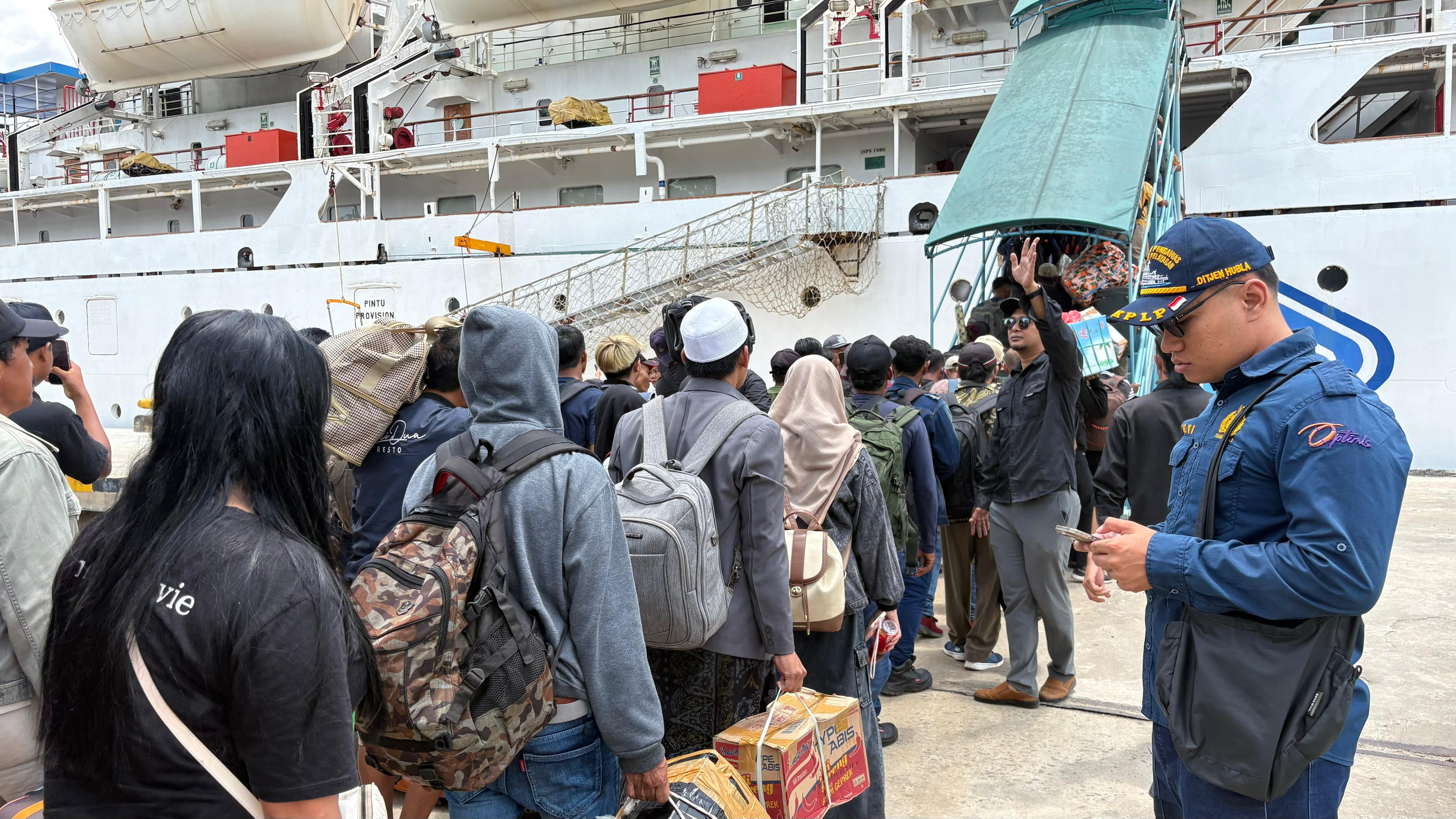Aktivitas arus mudik di Pelabuhan Sampit. MIFTAH/KALTENGPOS.JAWAPOS.COM