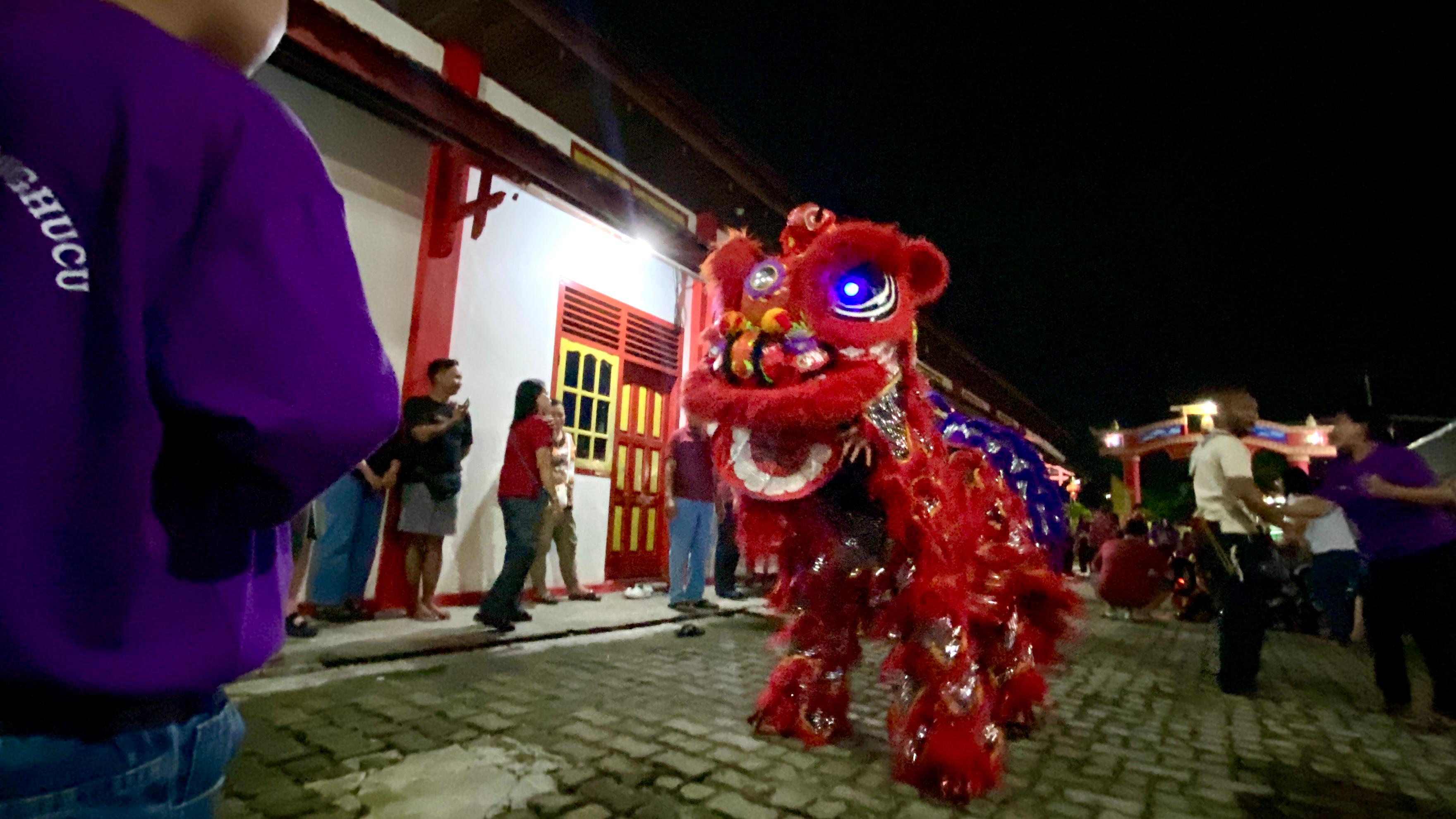 Atraksi barongsai mewarnai perayaan Cap Go Meh di Sampit. MIFTAH/KALTENGPOS.JAWAPOS.COM