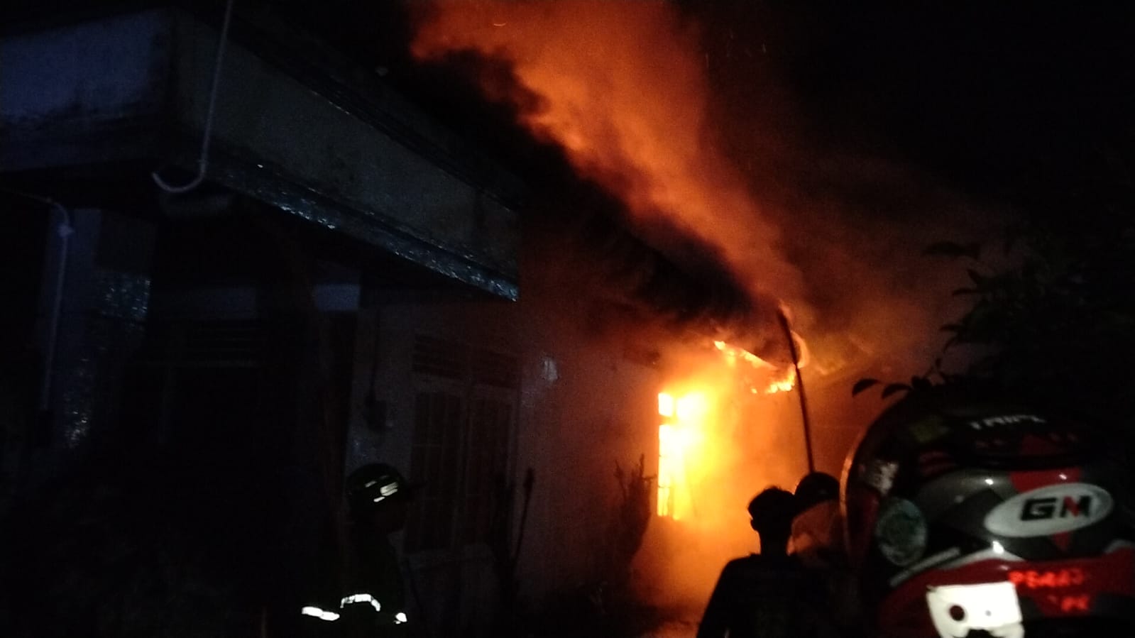 Api berkobar dari arah belakang Houla Caffe. DAMKAR PALANGKA RAYA