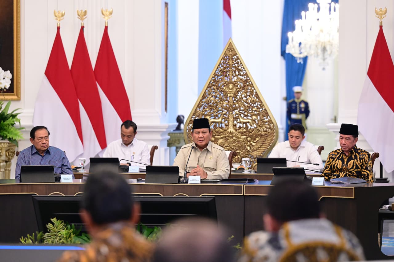 Presiden Prabowo Subianto mengumpulkan pimpinan terdahulu, pimpinan parpol hingga tokoh perekonomian di Istana Negara, Jakarta, Selasa (3/3) malam. (Setpres)