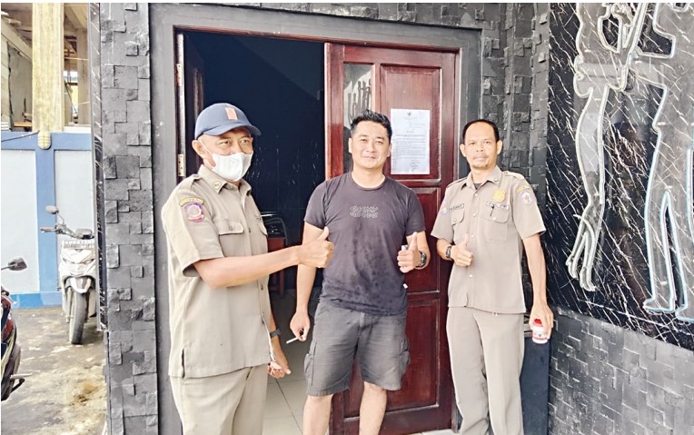 Satpol PP Mura saat mendatangi salah satu bar yang ada di Murung Raya. IST
