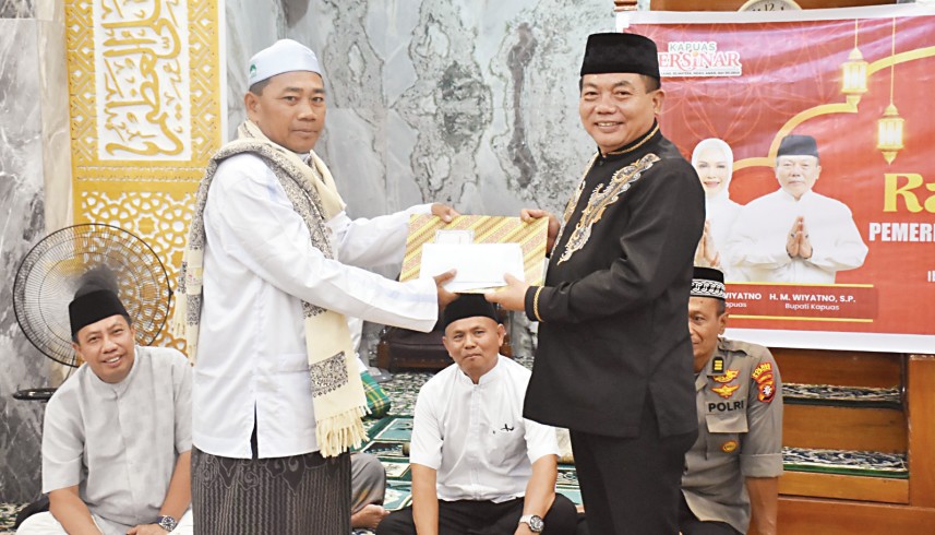 Bupati Kapuas HM Wiyatno menyerah bantuan saat Safari Ramadan di Masjid Mihrabul Muhajirin, Handel Melati, Desa Mawar Mekar, Kecamatan Pulau Petak, Senin (2/3/2026). DISKOMINFOSANTIK KAPUAS