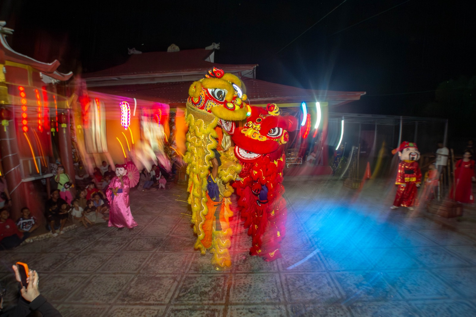 Pertunjukan barongsai malam perayaan Cap Go Meh di Vihara Avalokitesvara Buddhayana. ARIEF PRATHAMA/KALTENG POS