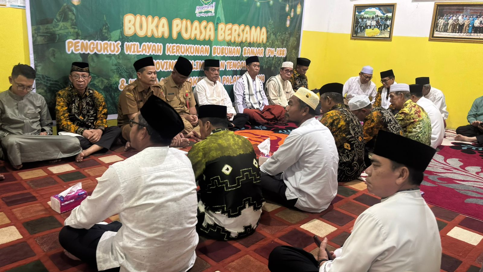 Ketua Dewan Pembina PW-KBB, Ir H Abdul Razak buka puasa bersama KBB Kalteng. SHAFA KAMILA/KALTENG POS