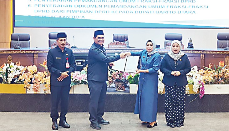 Bupati Batara, Shalahuddin menerima draft pemandangan Umum lima Fraksi DPRD Batara dari Ketua DPRD Batara, Mery Rukaini di ruang rapat DPRD Barito Utara, Senin (2/3/2026). RENO/KALTENG POS