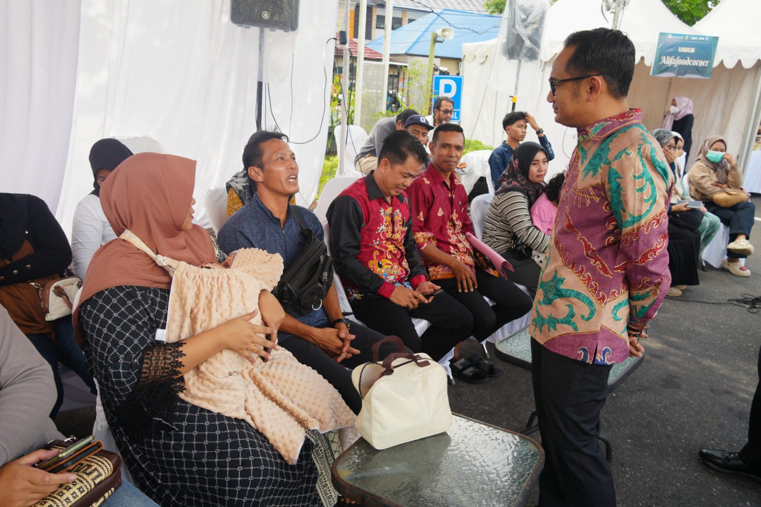 Wali Kota Palangka Raya, Fairid Naparin menyapa warga. Beliau meminta THR jadi prioritas perusahaan. DISKOMINFO