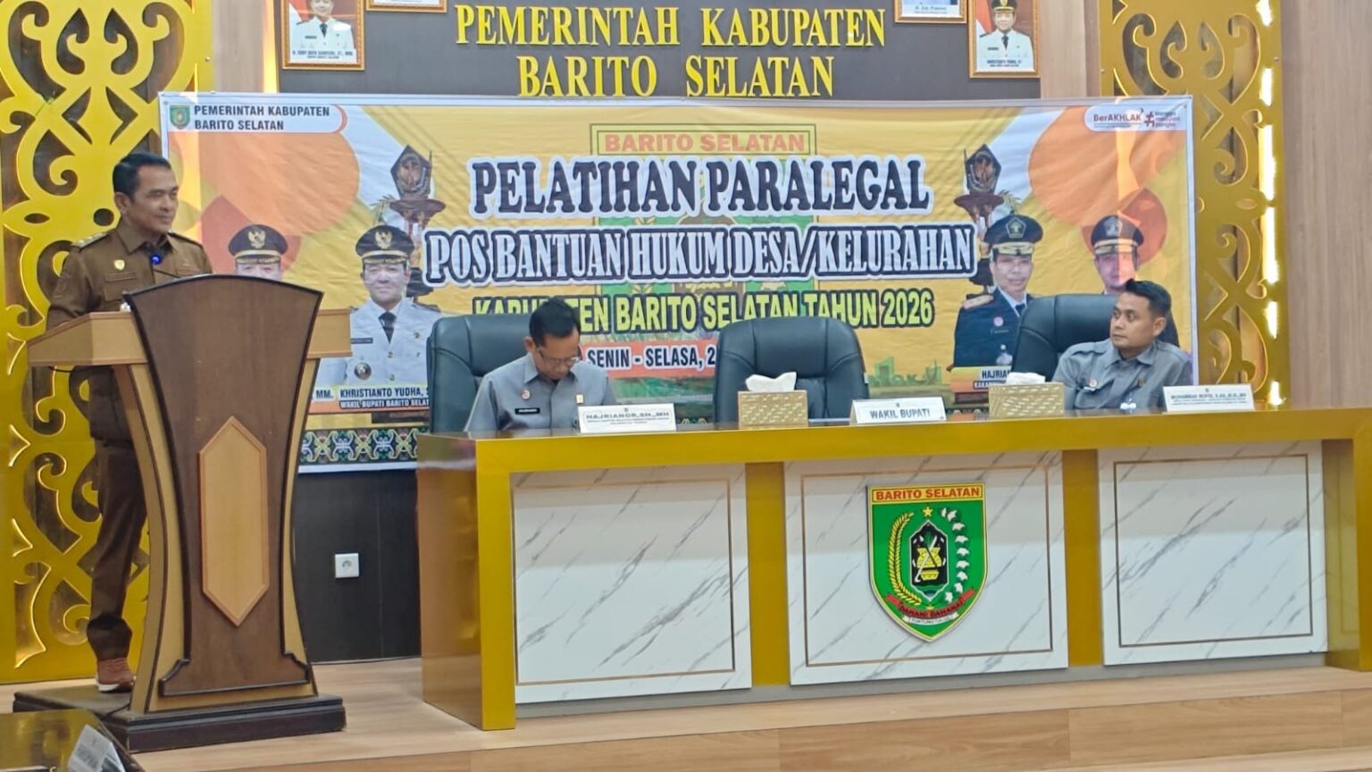 Wakil Bupati Barsel Khristianto Yudha saat membuka kegiatan Pelatihan Paralegal Pos Bantuan Hukum Desa/Kelurahan di Aula Setda Barsel, Senin (2/3/2026). DENAR/KALTENG POS