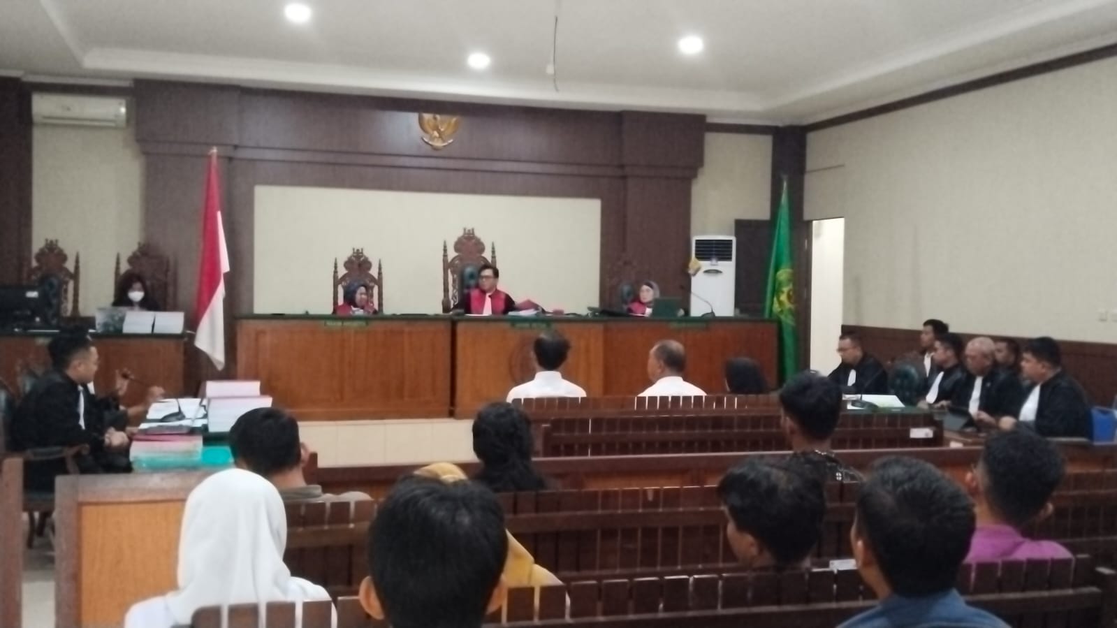 Ketua KONI Barsel Idariani memberikan keterangan di Pengadilan Tipikor, Palangka Raya. AGUS JAYA/KALTENG POS