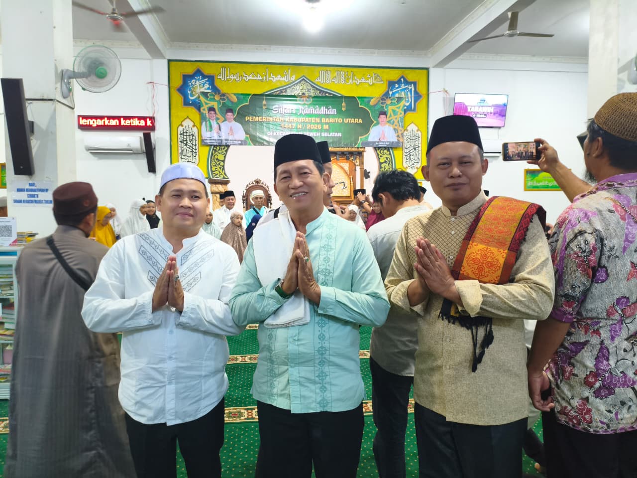 Anggota DPRD Barito Utara, H. Nurul Anwar (tengah), Suhendra (kiri), dan Plt. Sekwan Sudiyono (kanan) saat mengikuti Safari Ramadan. RENO SAPUTRA/KALTENG POS