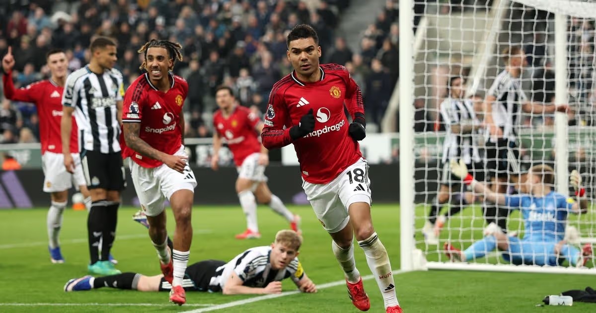 Gol Casemiro jelang turun minum tak mampu menyelamatkan Setan Merah dari kekalahan di St James&rsquo; Park, Kamis (5/3/2026) dini hari WIB. (Sumber: manchestereveningnews.co.uk)