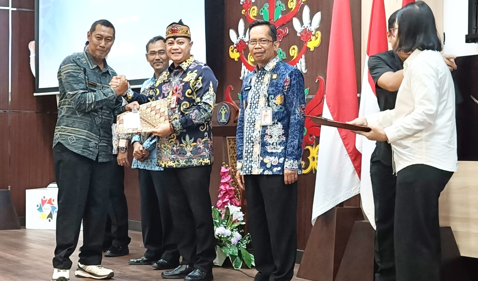 Kepala desa/lurah terpilih saat menerima penghargaan di Aula Mentaya Kantor Kemenkum Kalteng, Kamis (5/3/2026).HIKYANT/KALTENG POS