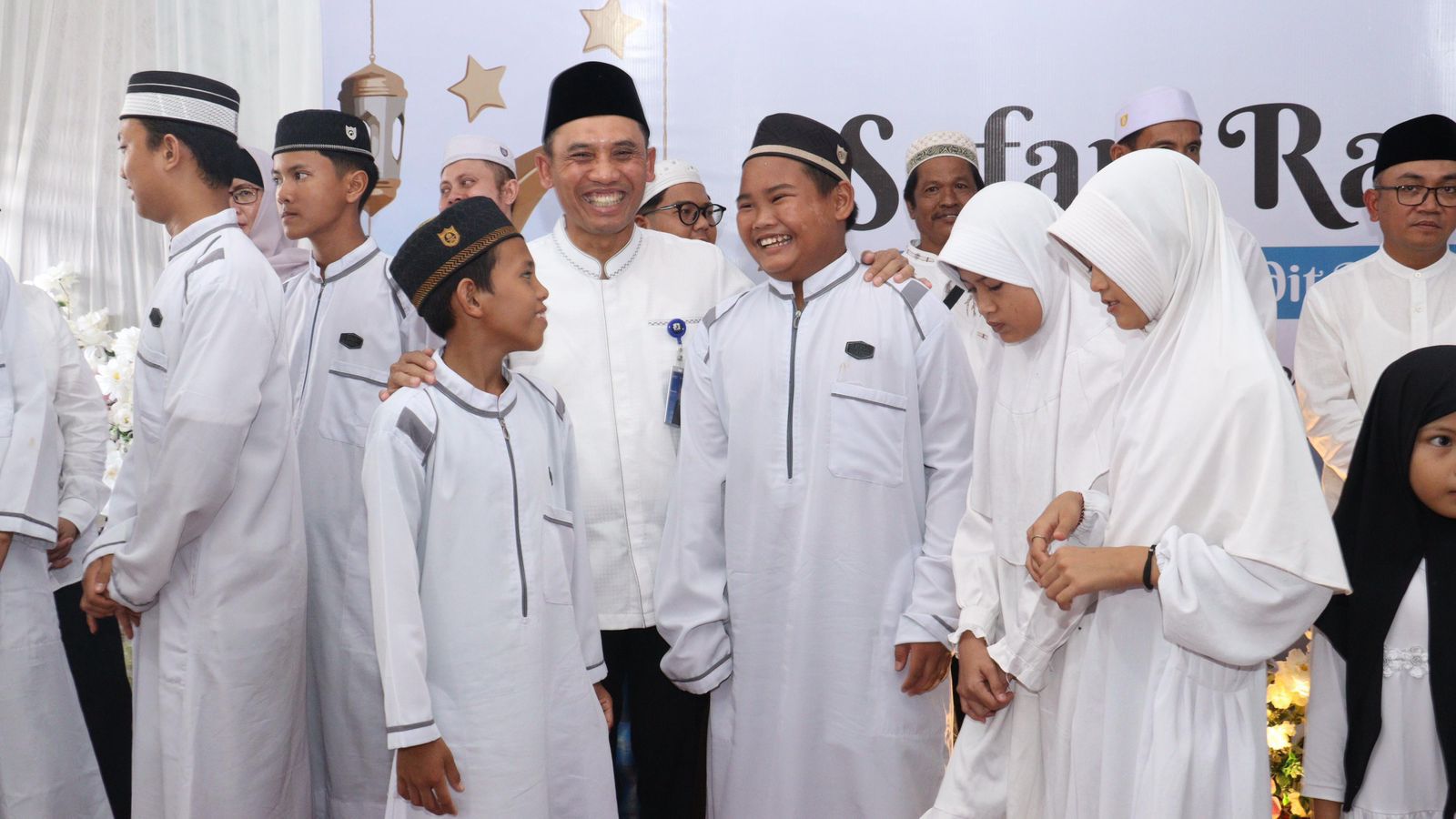  Direktur Operasional dan Jaringan PT Jamkrindo Suwarsito terlihat bahagia saat bertemu dengan anak-anak dari Panti Asuhan Al-Amin.HUMAS
