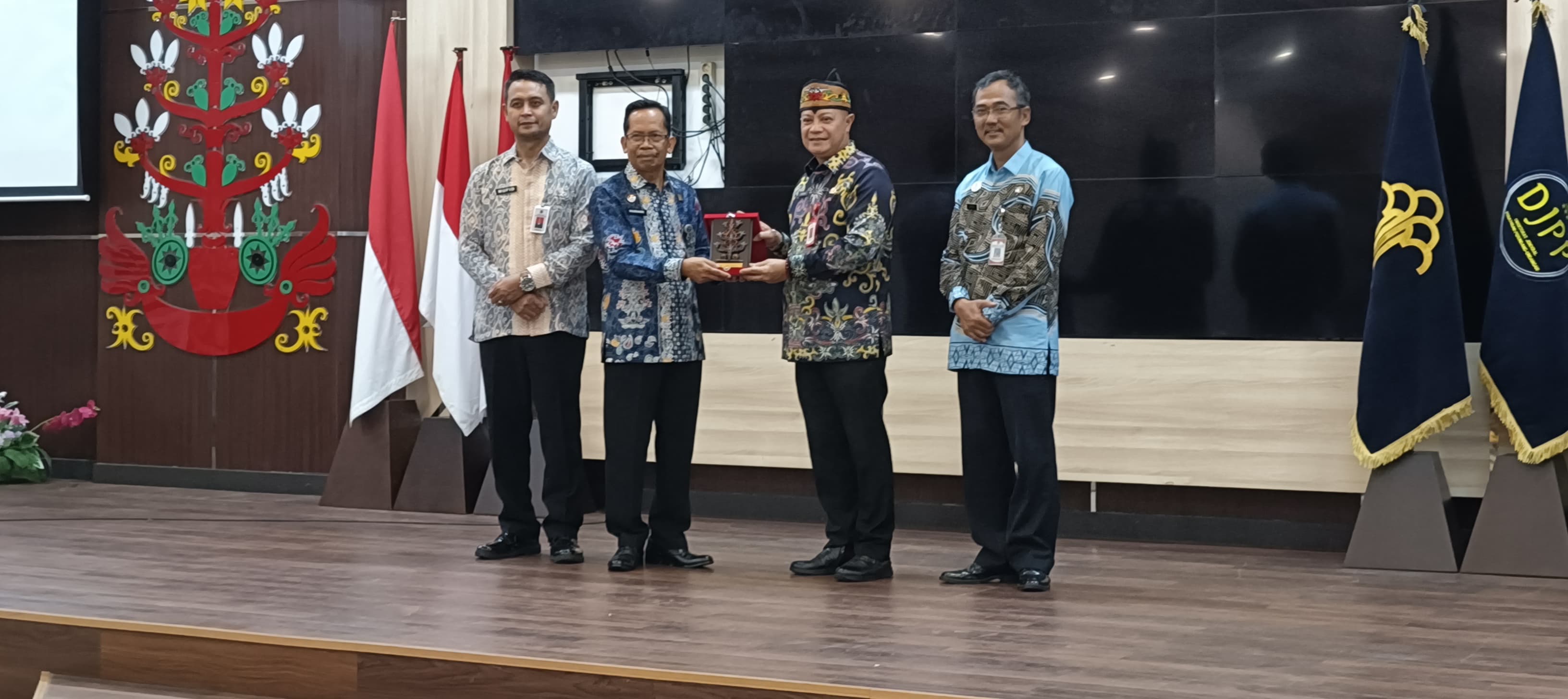 Kakanwil Kemenkum Kalteng, Hajrianor saat penandatanganan PKS di Aula Mentaya Kantor Kemenkum Kalteng, Kamis (5/3/2026). HIKYANT/KALTENG POS