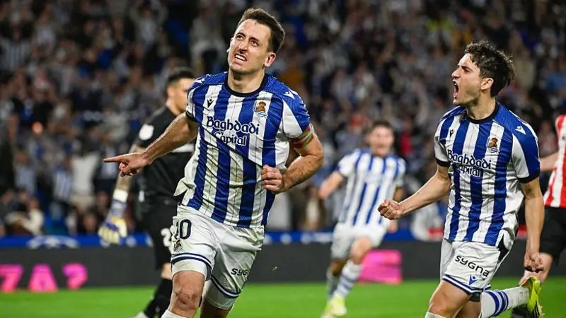 Penalti Mikel Oyarzabal di menit-menit akhir laga mengamankan tempat Real Sociedad di final Copa del Rey 2025/2026. (Sumber: Getty Images)