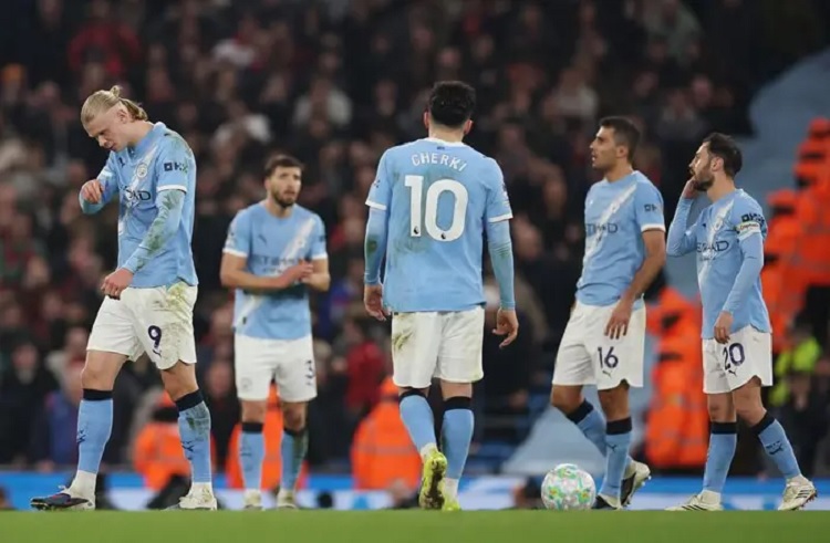 Para pemain Manchester City tampak lesu setelah pemain Nottingham Forest Elliot Anderson mencetak gol kedua di Etihad Stadium, Kamis (5/3/2026) dini hari WIB. (Sumber: REUTERS/Phil Noble)