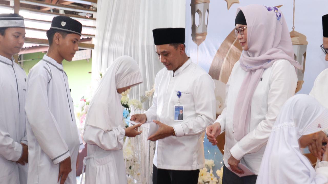 Direktur Operasional dan Jaringan Suwarsito PT Jamkrindo saat memberikan santunan kepada anak-anak di Panti Asuhan Al-Amin.HUMAS